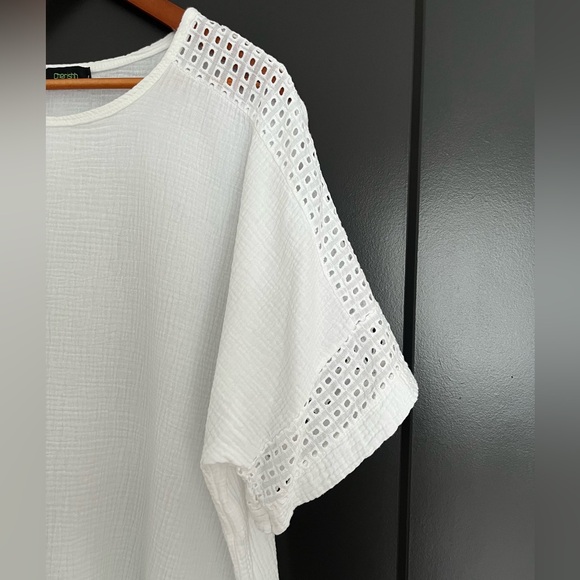 Elegant White Eyelet Blouse - Picture 3 of 9
